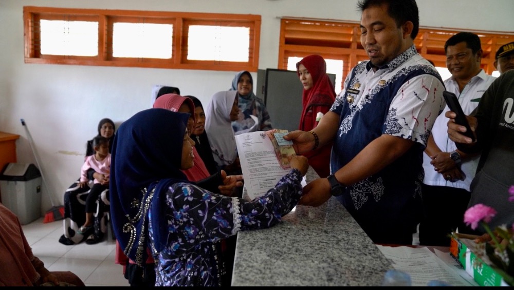PJ Bupati Aceh Besar Serahkan BLT untuk Masyarakat, Rp42,3 Milyar Mulai Disalurkan Hari Ini
