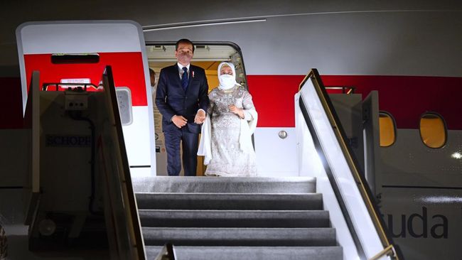 Iriana Jokowi Terpeleset di Tangga Pesawat, Tak Ada Cedera, Kondisinya Baik