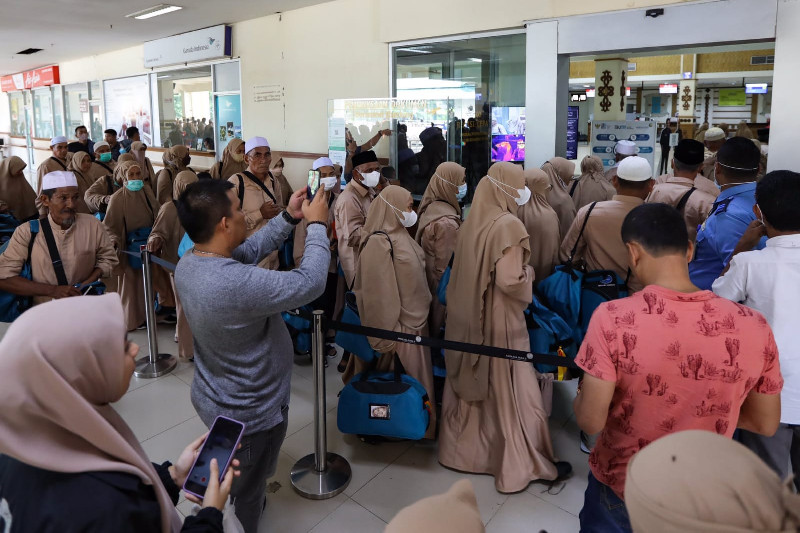 Putar Haluan, 388 Jemaah Umrah Asal Aceh Berhasil Terbang Melalui Bandara SIM