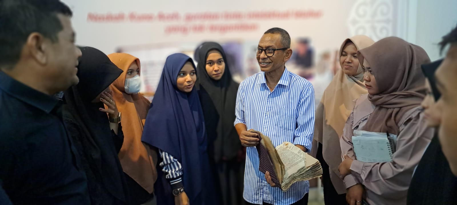 Berkunjung ke Rumoh Manuskrip Aceh, Mahasiswa UIN Ar-Raniry Belajar Filologi dari Cek Midi