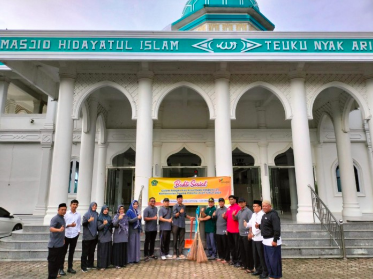 Sambut HAB ke-77, Kemenag Aceh Gelar Baksos dan Bagi Alat Kebersihan di Masjid
