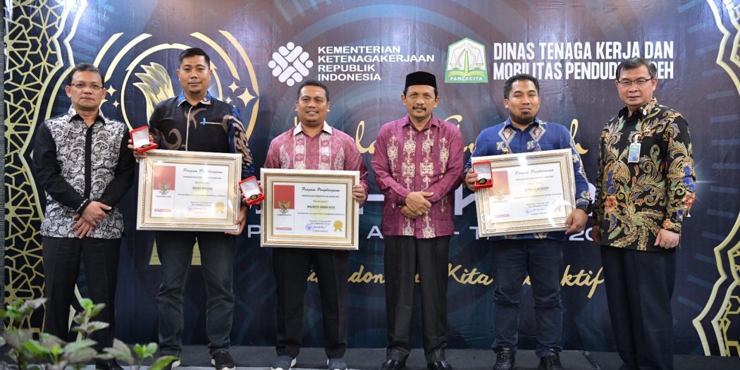 Pj Bupati Aceh Besar, Bireuen dan Banda Aceh Terima Lencana Produktivitas