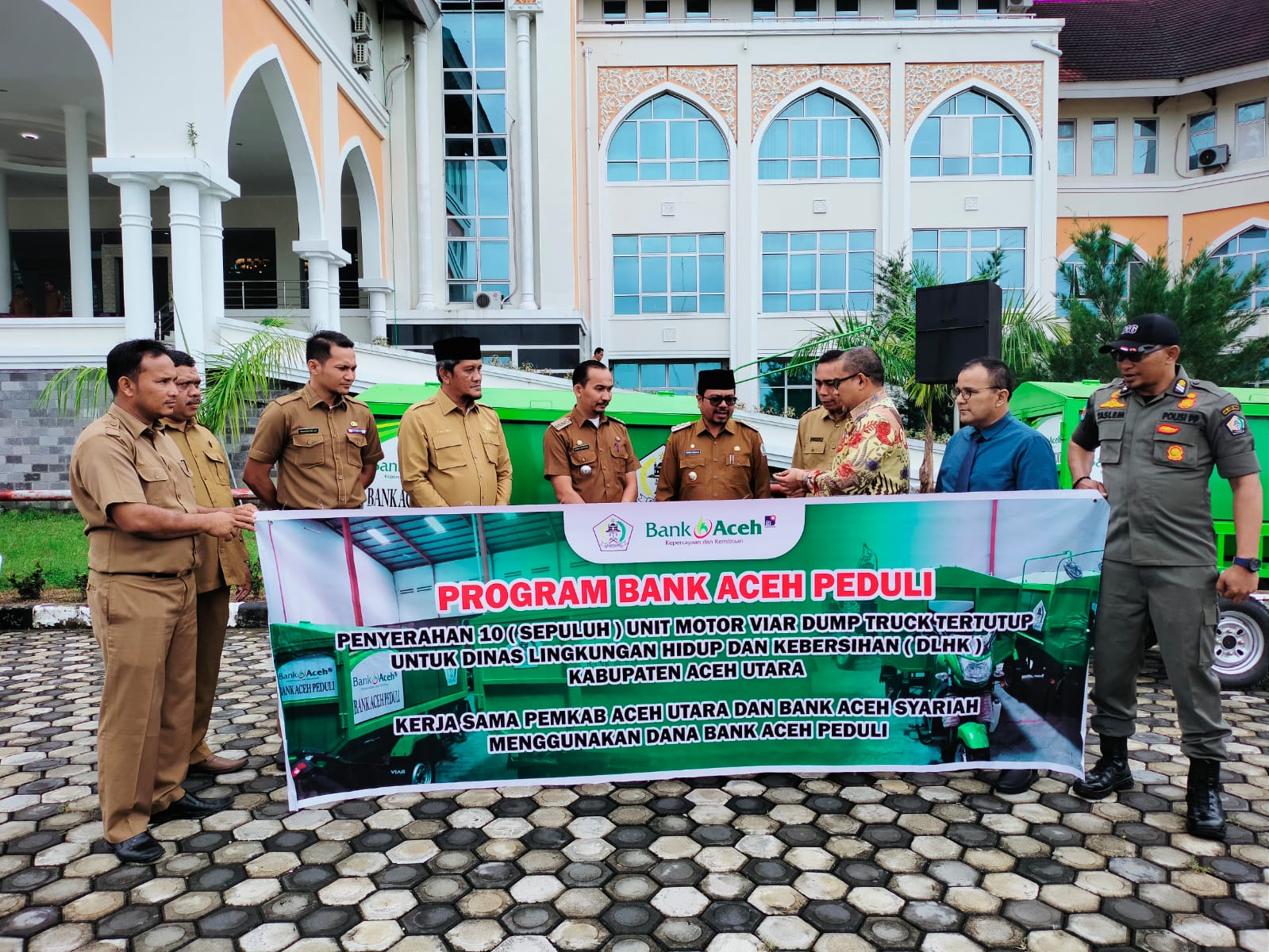 Azwardi Serahkan 10 Unit Motor Armada Sampah dan 3 Unit Ambulan di Aceh Utara
