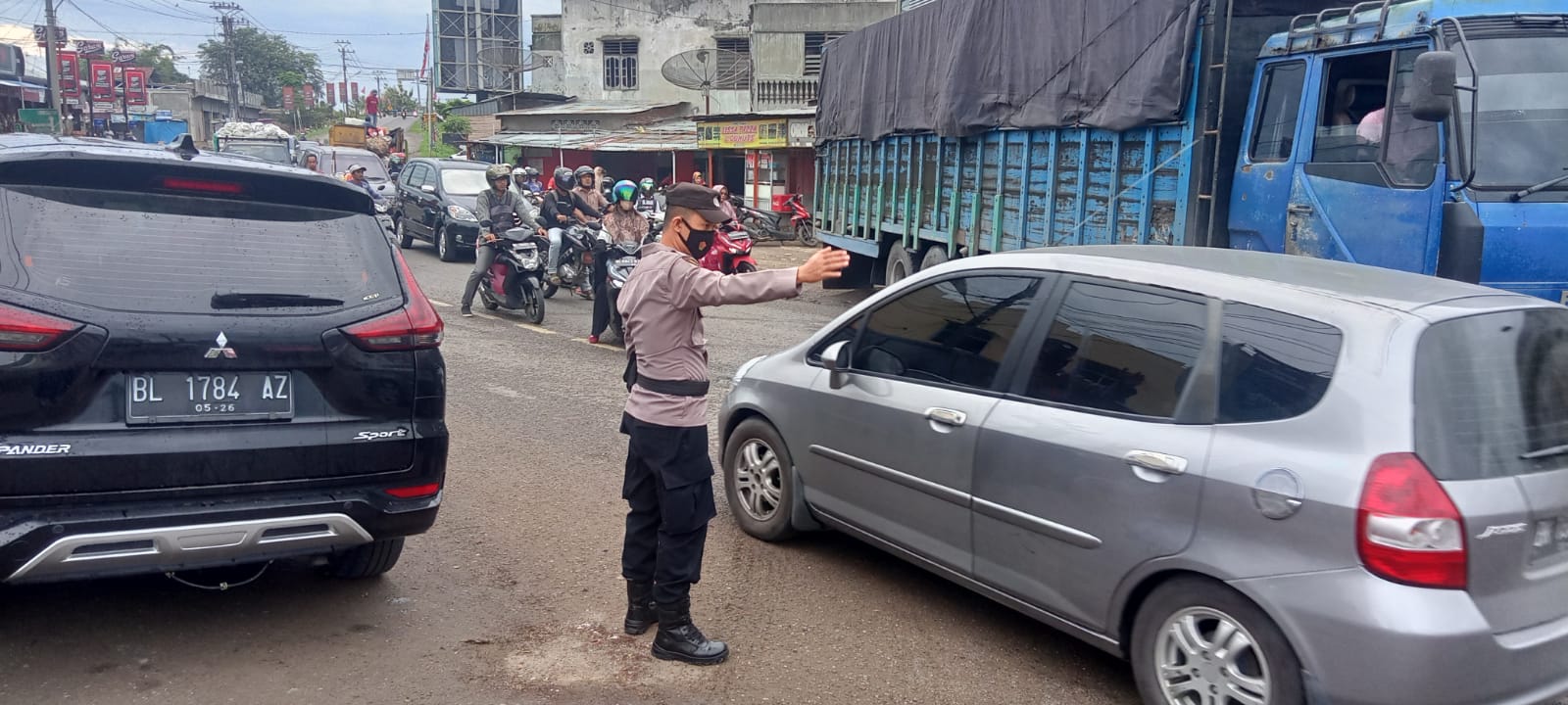 Cegah Macet, Personel Polsek Samudera Strong Poin di Keude Geudong