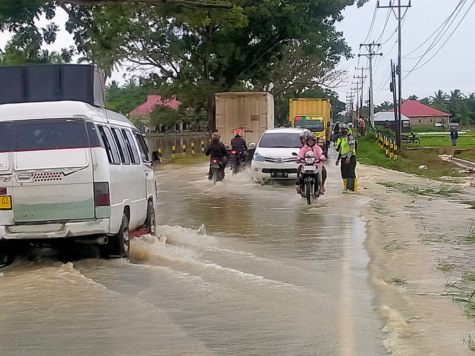 Musim Hujan, Pengendara Diimbau Waspadai Genangan Air di Badan Jalan