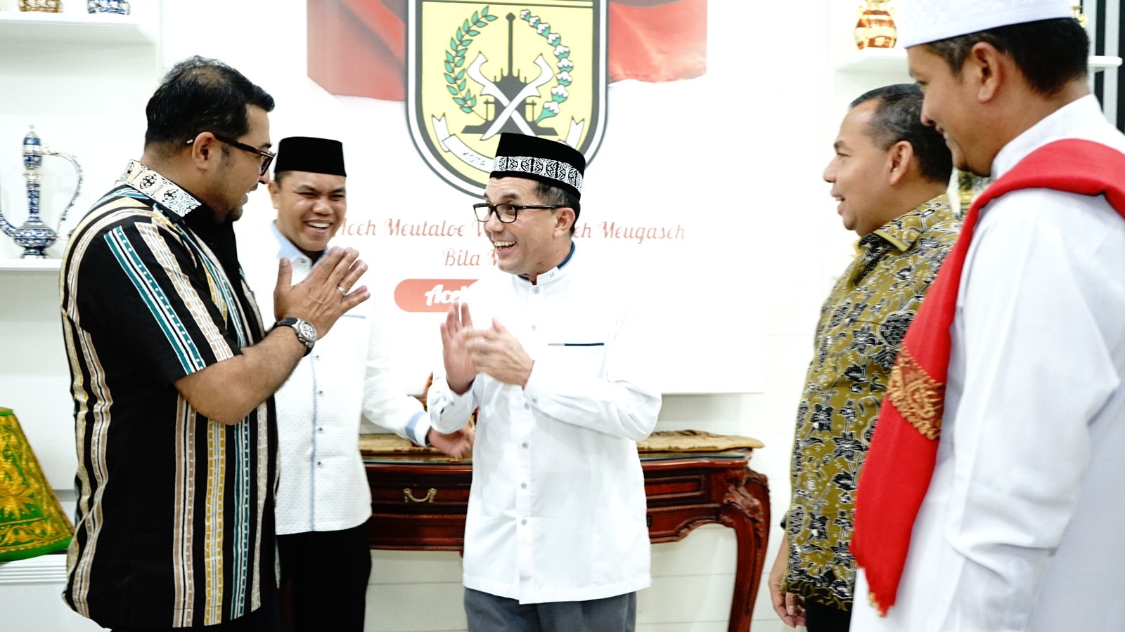 Silaturahmi dengan Bakri Siddiq, TRH Dorong Pembenahan Kota Banda Aceh