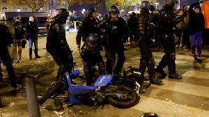 Polisi Prancis Tembakan Gas Air Mata, Saat Penggemar Rayakan Prancis dan Maroko Lolos ke Semi Final