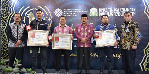 Pj Bupati Aceh Besar, Bireuen dan Banda Aceh Terima Lencana Produktivitas