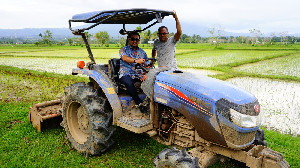 Teuku Riefky Serahkan Bantuan Alat Pertanian untuk Petani di Aceh Besar