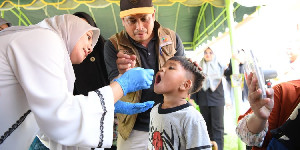 Ayu Marzuki Teteskan Vaksin Polio Bagi Anak di Lhoong