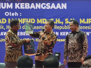 Rektor USK Serah Buku Sejarah Nilam Aceh ke Menko Polhukam dan Mendagri