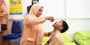 Mellani Teteskan Vaksin Polio ke Pelajar SD di Banda Aceh