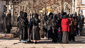 Taliban Gunakan Meriam Air Bubarkan Para Pemrotes Perempuan Tolak Larangan Berkuliah