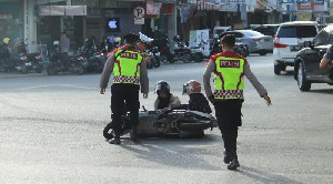 Satgas Pos Pengamanan Simpang Surabaya Sigap Bantu Korban Kecelakaan