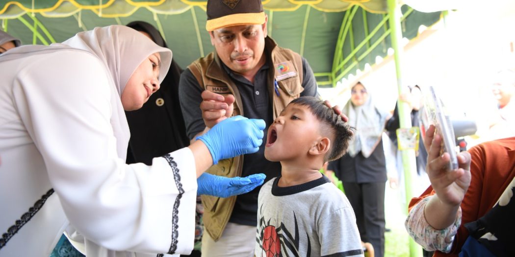Ayu Marzuki Teteskan Vaksin Polio Bagi Anak di Lhoong
