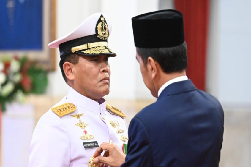 Jokowi Lantik Muhammad Ali sebagai KSAL di Istana Negara