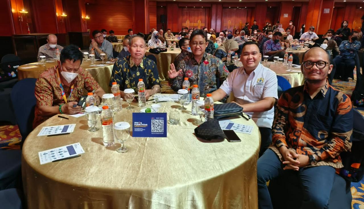 Direktur Eksekutif KAD Antikorupsi Aceh Aryos Nivada (paling kanan) bersama dengan tamu undangan lain menghadiri kegiatan Dialog Publik-Privat di Jakarta. [Foto: Dialeksis]