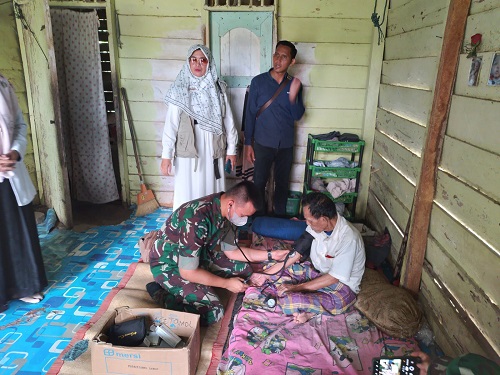 Prajurit TNI Keliling Kampung Layani Kesehatan Warga