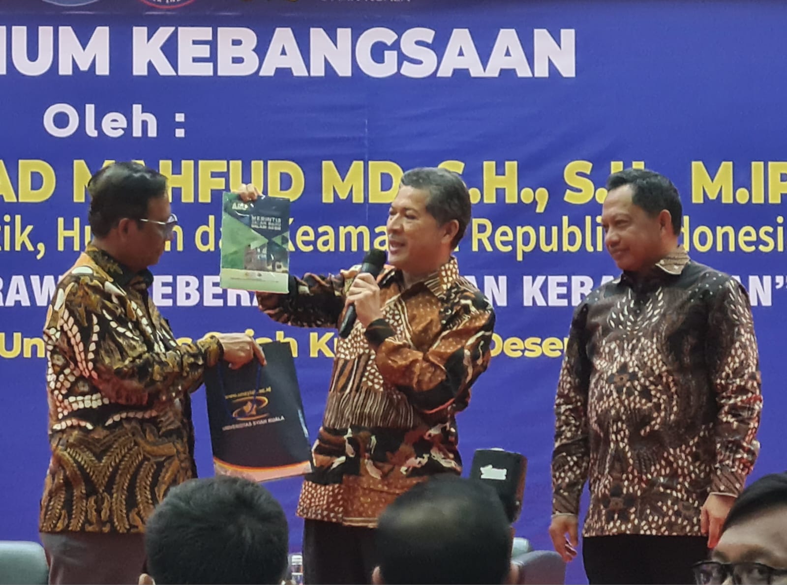 Rektor USK Serah Buku Sejarah Nilam Aceh ke Menko Polhukam dan Mendagri