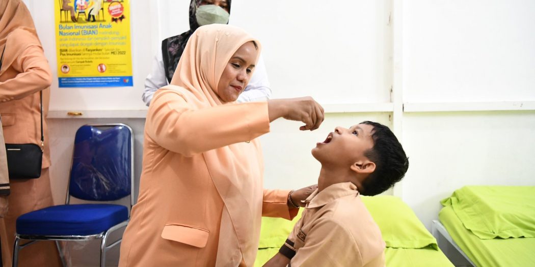 Mellani Teteskan Vaksin Polio ke Pelajar SD di Banda Aceh