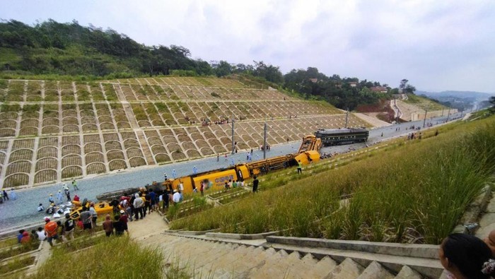 Luhut Buka Suara Soal Kecelakaan Proyek Kereta Cepat Jakarta Bandung