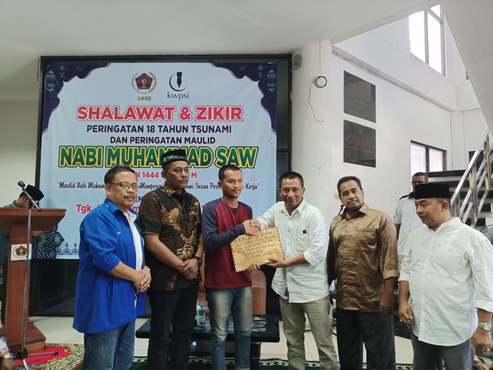 Raih Emas di Porwanas, Ketua KONI Banda Aceh Serahkan Bonus Rp20 Juta Kepada Al-Muzammil