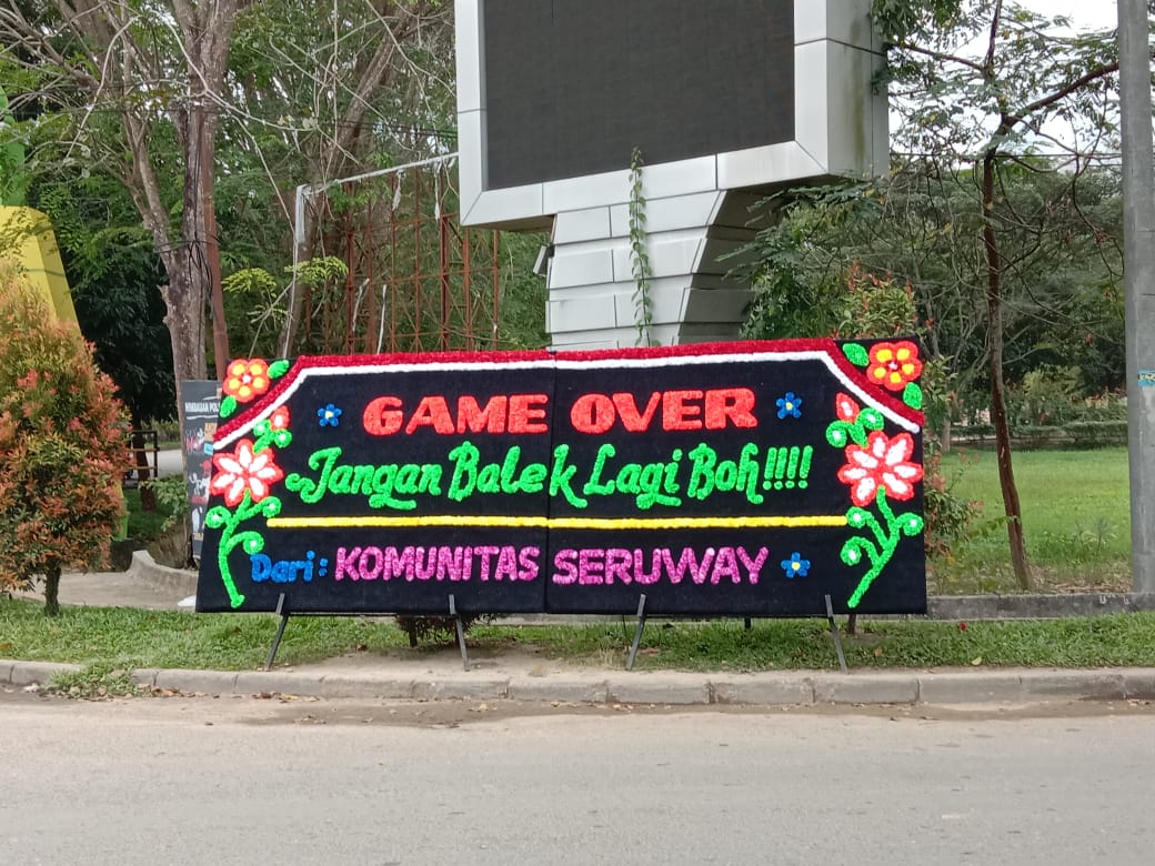 Papan bunga dipasang untuk mengenang berakhirnya masa jabatan Bupati Aceh Tamiang H Mursil. [Foto: Ist]