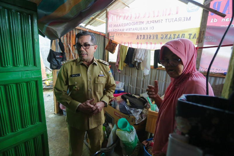 Pj Wali Kota Banda Aceh Tinjau Rumah Duafa di Gampong Pande