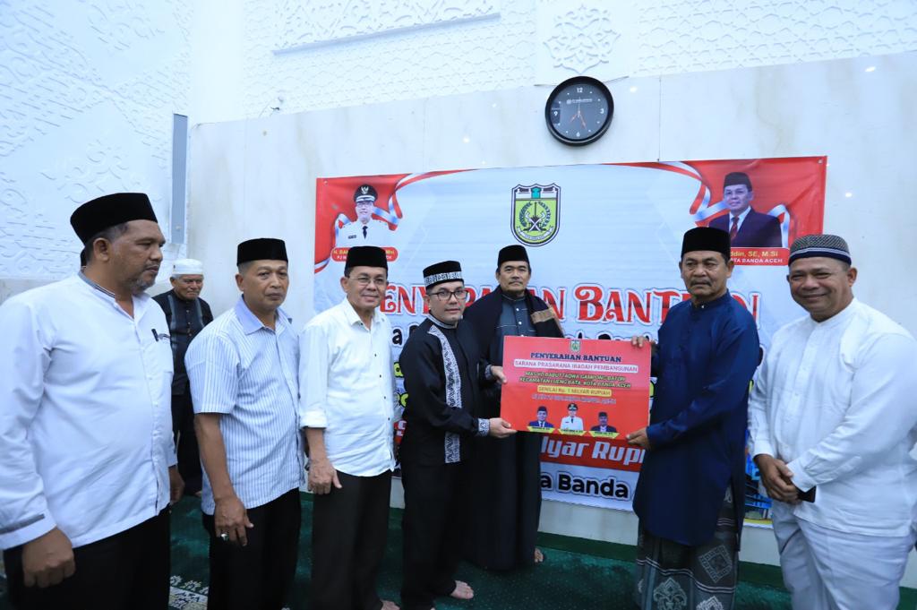 PJ Walikota Banda Aceh Serahkan Bantuan Pembangunan Masjid Babuttaqwa Senilai Rp1 Miliar