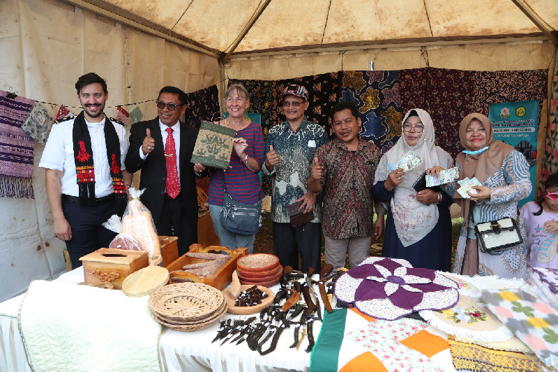 Produk SMK Diperkenalkan Disdik Aceh ke Turis Mancanegara