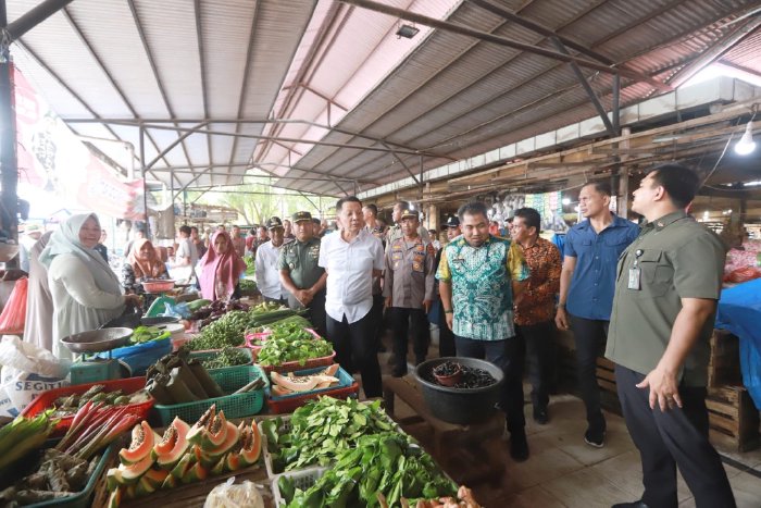 Pj Bupati Aceh Besar Dampingi Pj Gubernur Tinjau Pasar Lambaro