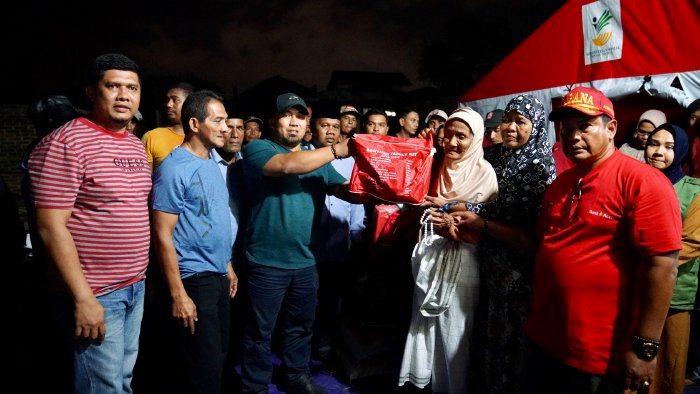 Pj Bupati Aceh Besar Salurkan Bantuan Masa Panik untuk Korban Kebakaran Ulee Lueng