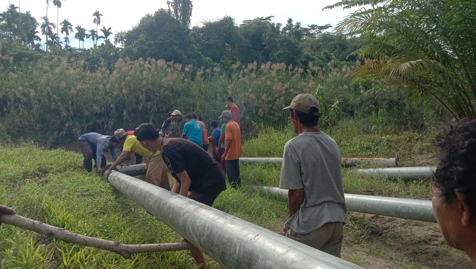 Petani Manfaatkan Pompa Air Sirami Sawah Kering di Aceh Utara