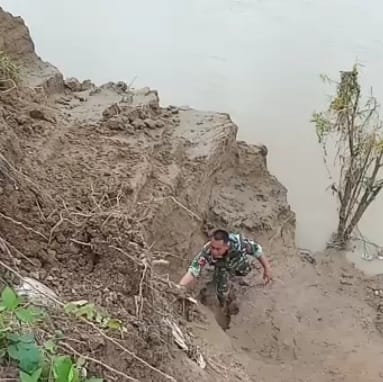 Makam Amblas, TNI Bersama Warga Evakuasi Jenazah Yang  Hanyut ke Sungai