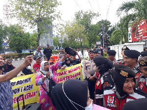 Aksi Emak-emak Tuntut Penambahan Kuota BBM Subsidi Untuk Aceh