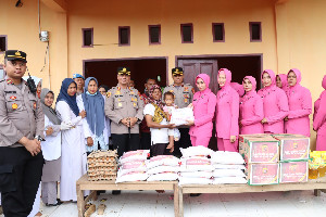 Kapolres Aceh Utara Salurkan Sembako dan Sediakan Posko Berobat Gratis Untuk Korban Banjir