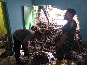Polisi dan TNI Kompak Bantu Bersihkan Rumah Warga Tertimpa Longsor di Sabang