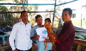 Disdukcapil Aceh Besar Menyerahkan Kembali Dokumen Kependudukan Bagi Korban kebakaran Lamtimpeung