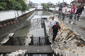 Mitigasi Banjir di Kota Banda Aceh, Walikota Tinjau Rumah Pompa dan Bersihkan Drainase