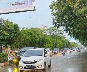Jalan Depan Polda Aceh Tergenang Hujan, Arus Lalu Lintas Macet
