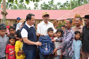 Senyum Sumringah Anak Korban Banjir di Aceh Utara Dapatkan Seragam Sekolah dari PMI