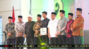 Kakanwil Kemenag Aceh Serahkan 104 Awards dan Undian 2 Paket Umrah