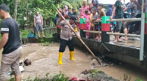 Polisi Diterjunkan Pantau Lokasi Banjir dan Bantu Warga di Pidie Jaya