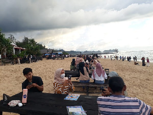Liburan Imlek, Masyarakat Aceh Ramai Padati Kawasan Pantai