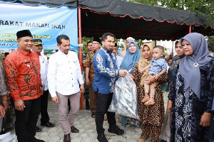 PJ Bupati Aceh Besar dan DKP Aceh Bagikan 1 Ton Ikan untuk Penanganan Inflasi dan Stunting