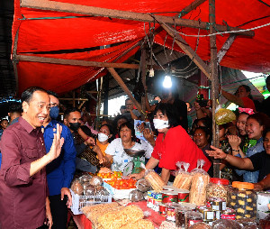 Masyarakat Kota Manado Antusias Sambut Kedatangan Presiden Jokowi