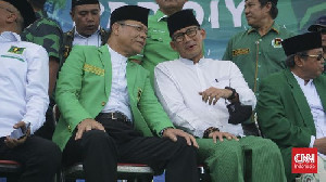 Sandiaga Uno Kenakan Sarung Hijau Saat Silaturahmi Akbar PPP di Yogyakarta, Kode Keras!