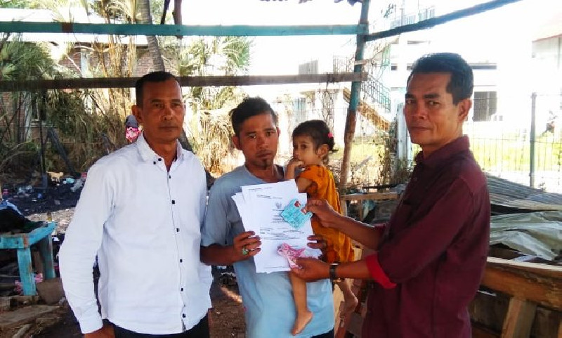 Disdukcapil Aceh Besar Menyerahkan Kembali Dokumen Kependudukan Bagi Korban kebakaran Lamtimpeung