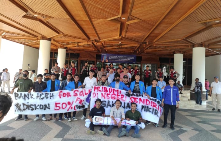 Massa Desak PJ Gubernur Tolak Dirut Bank Aceh dari Luar Daerah