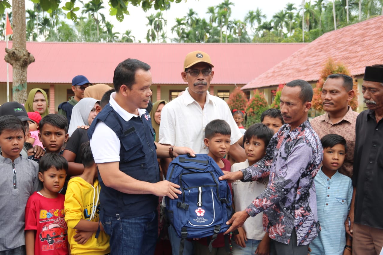 Senyum Sumringah Anak Korban Banjir di Aceh Utara Dapatkan Seragam Sekolah dari PMI